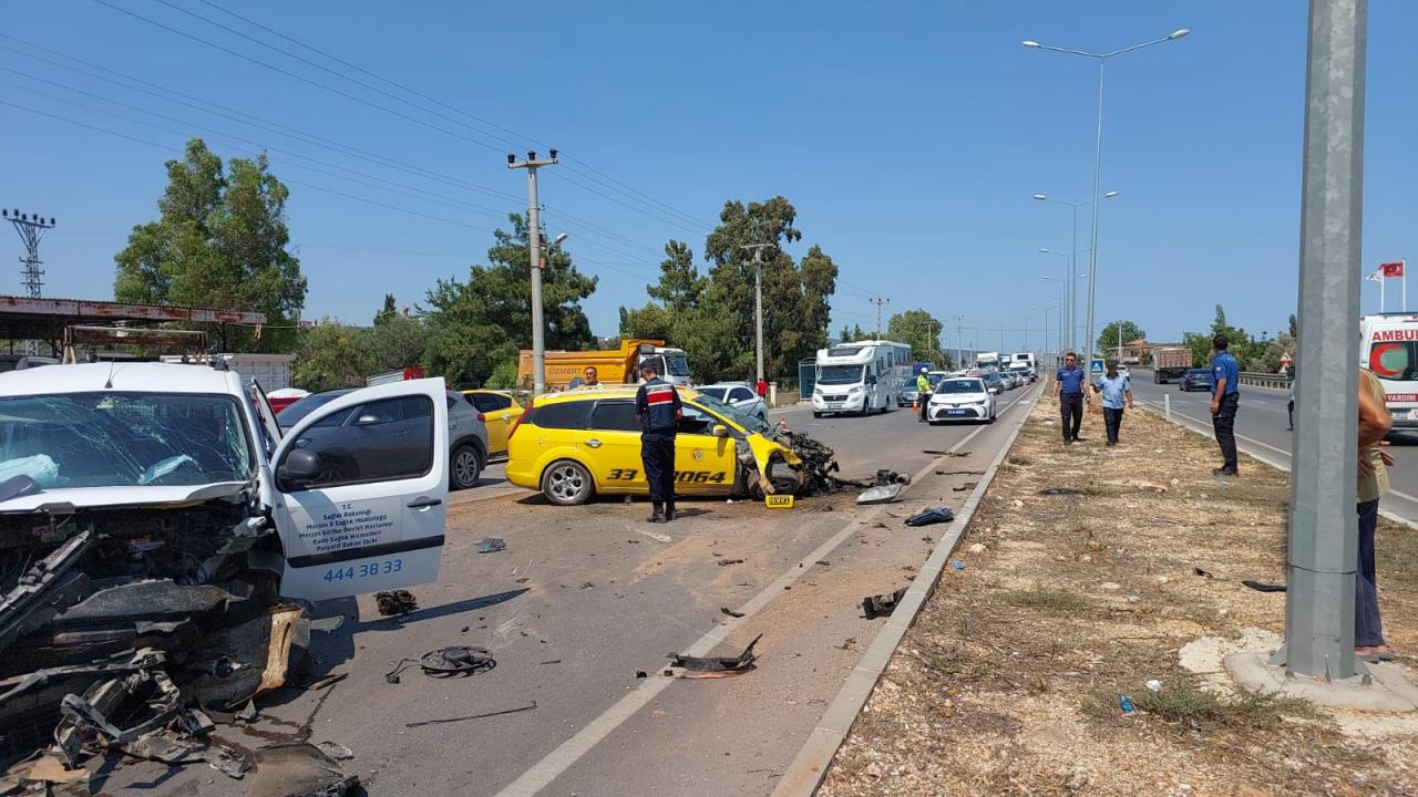 Mersin’de iki aracın kafa kafaya çarpıştığı kazada 5 kişi yaralandı