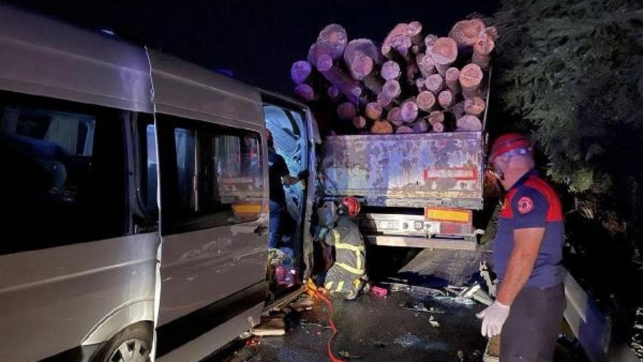 Minibüs, TIR’a çarptı: 1 ölü, 20 yaralı
