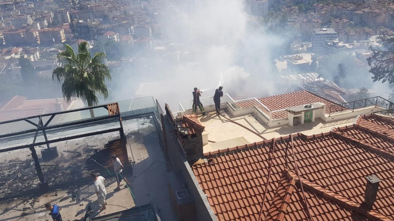 Alanya’da otluk alanda çıkan yangın villaları da yaktı