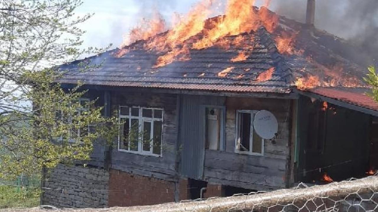Sinop’ta 2 katlı ahşap ev yandı