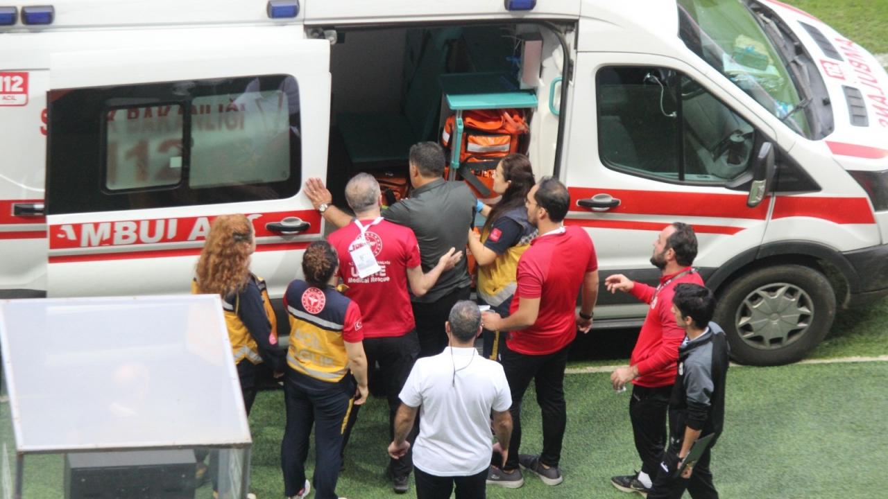 Teknik direktör maç esnasında fenalaştı! Hastaneye kaldırıldı…