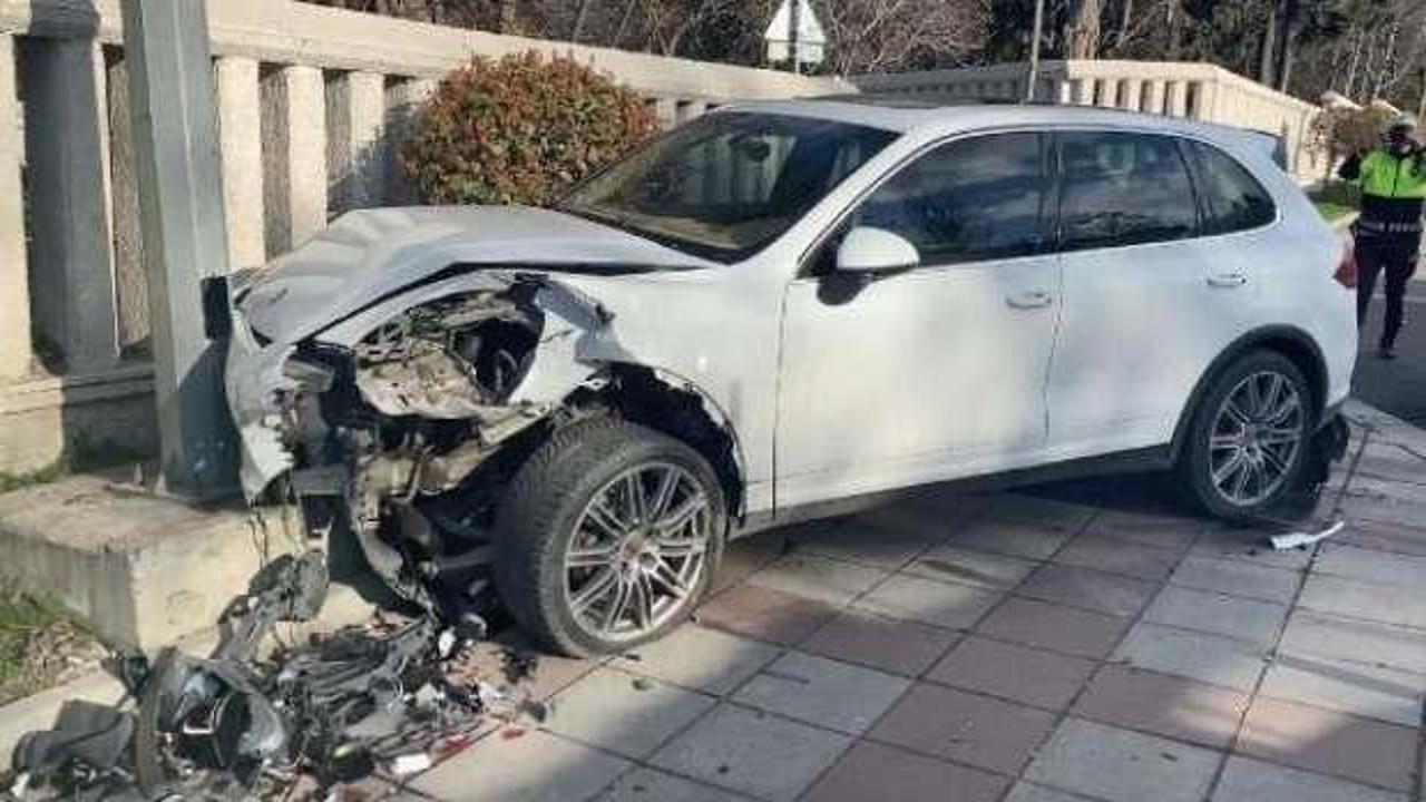 Zeytinburnu’nda lüks cip duvara çarptı, sürücü kaçtı