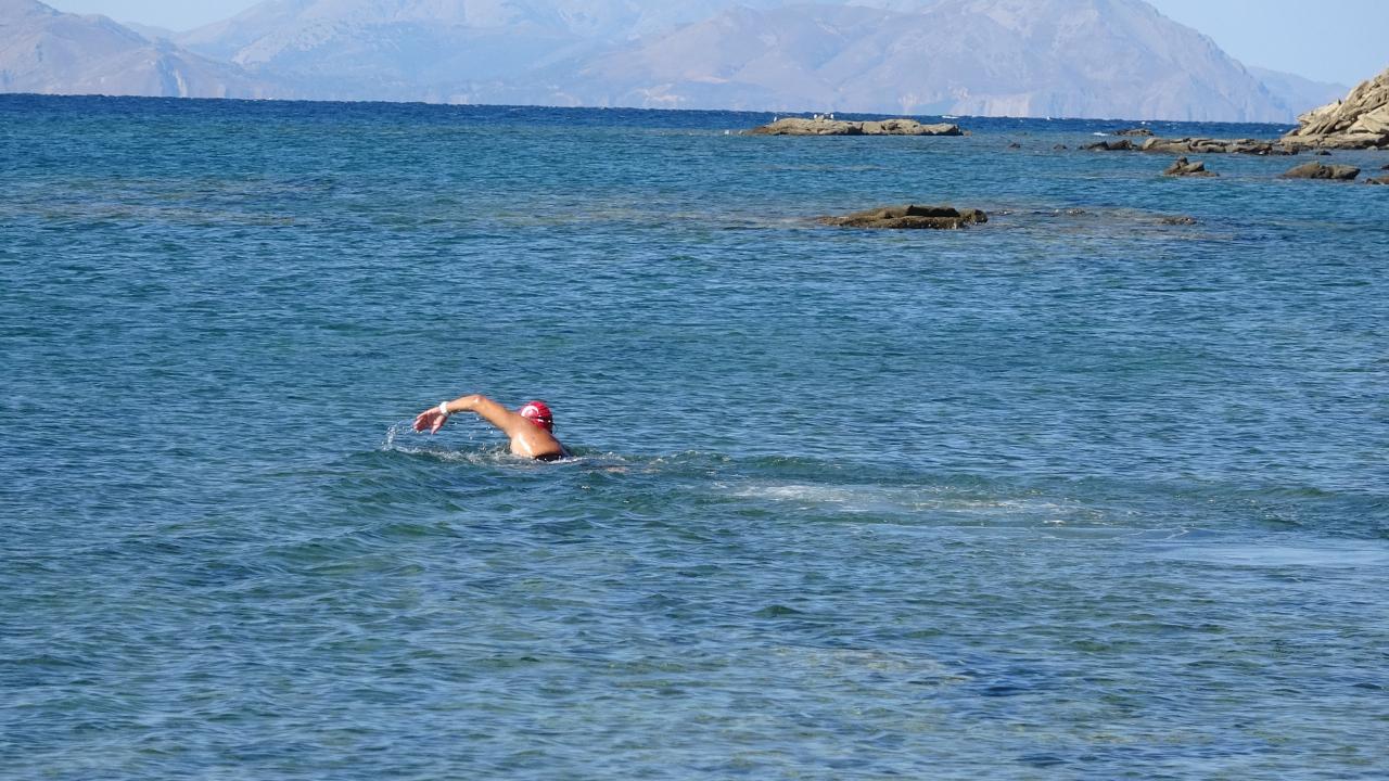 8 saatte Gökçeada’ya yüzdü! 29 kilometre…