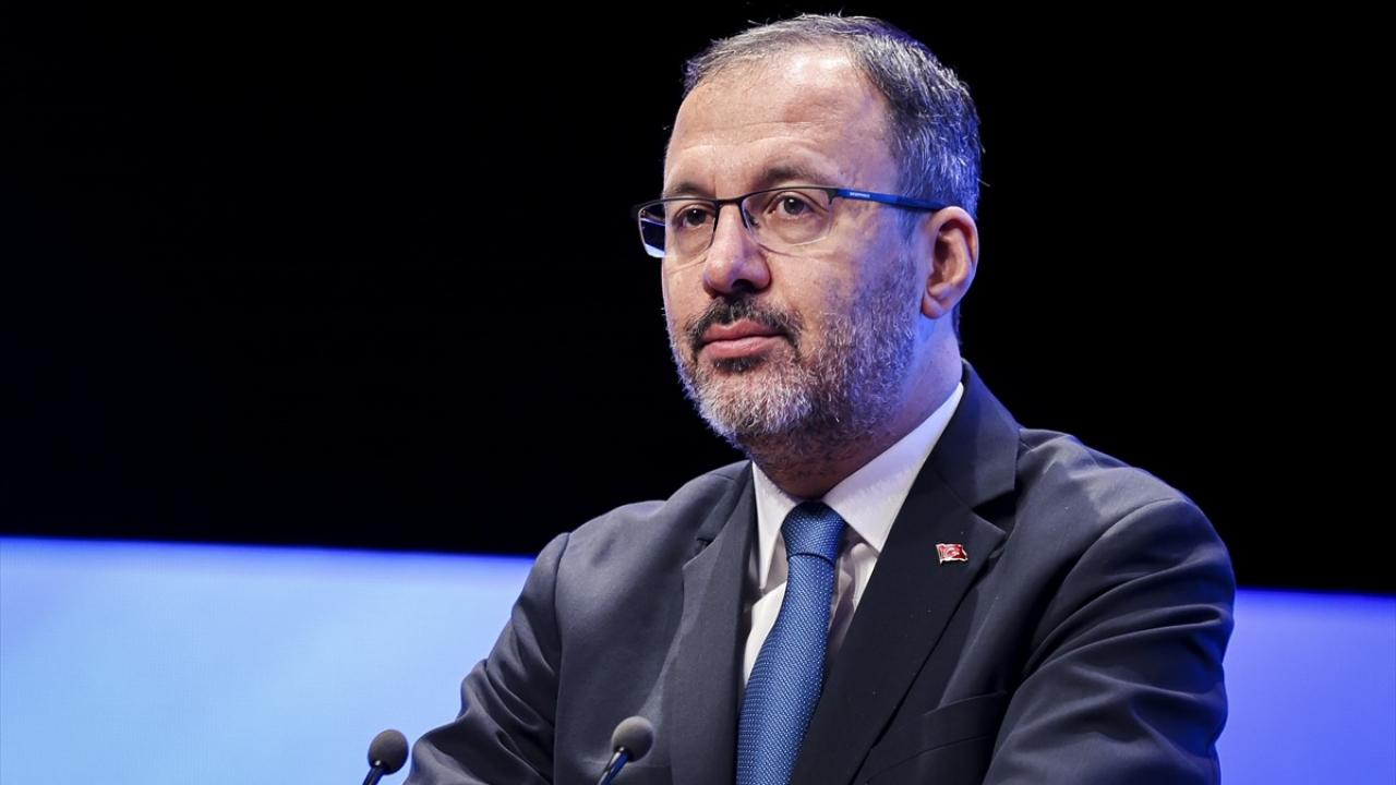 Bakan Kasapoğlu’ndan şampiyon güreşçilere tebrik