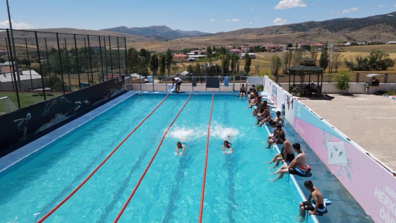 Bin 570 metre rakımdaki havuzda yüzmeyi öğreniyorlar