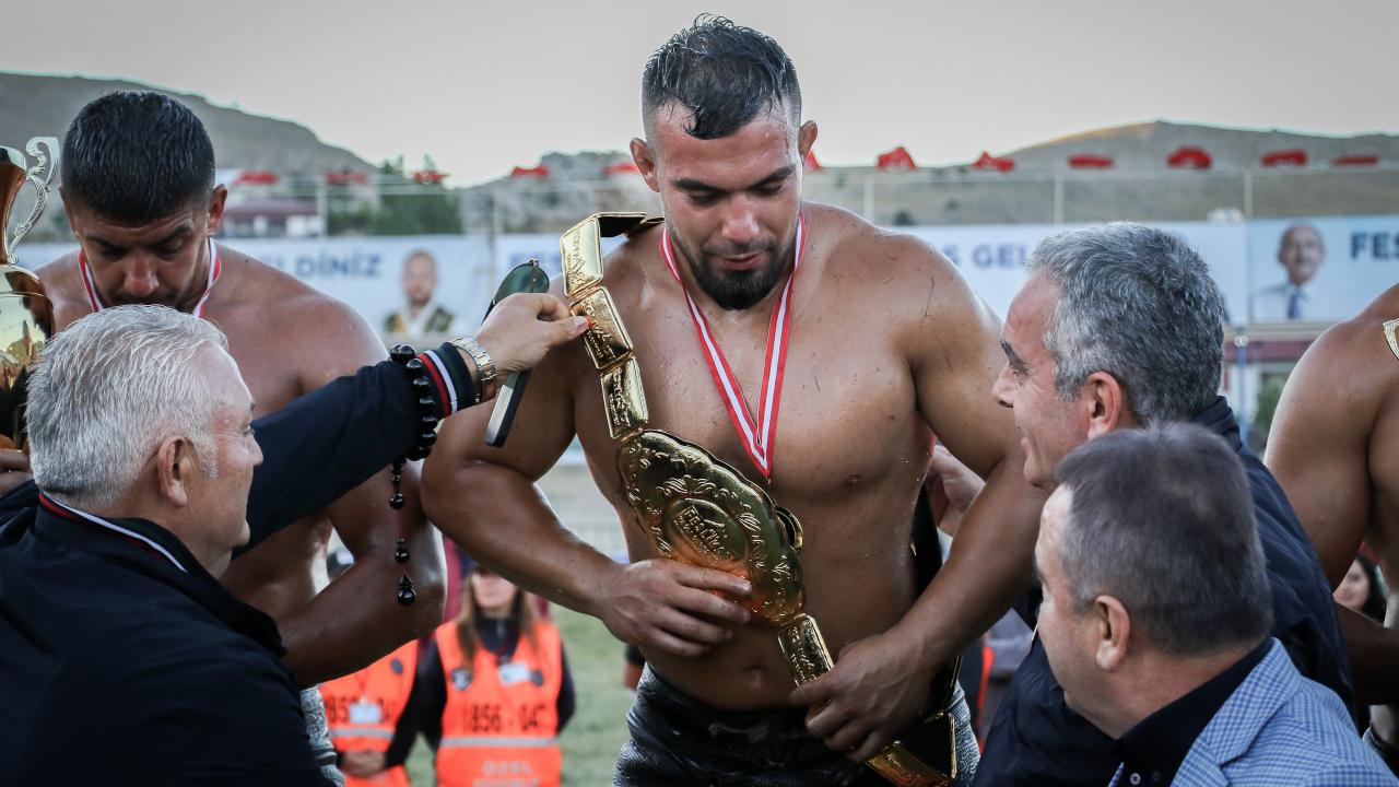 Feslikan’ın başpehlivanı Yusuf Can Zeybek