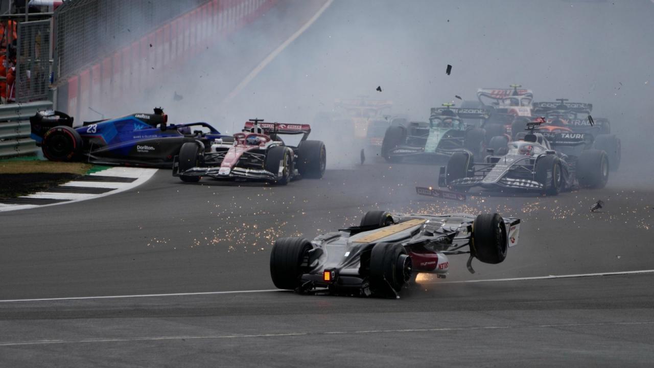 Formula 1’de korkunç kaza! Araç metrelerce takla attı