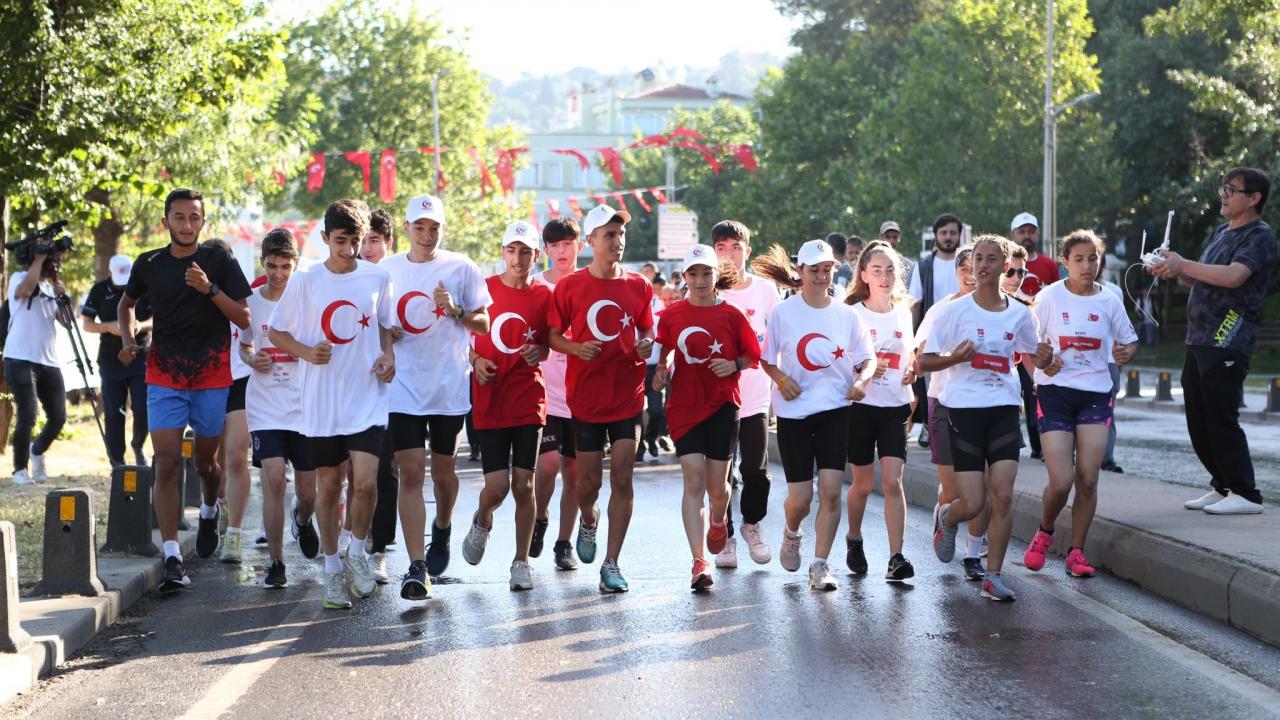 251 genç 15 Temmuz şehitleri için koştu!