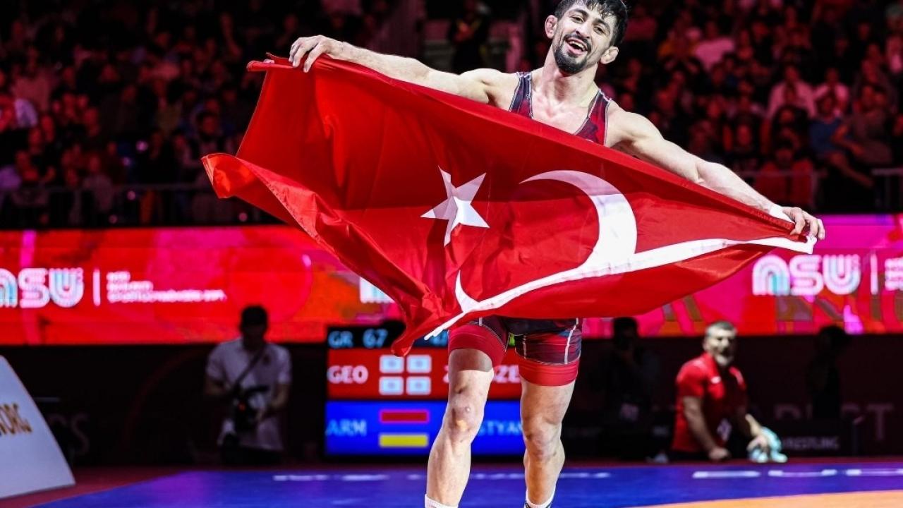 Milli güreşçi tarih yazdı! Kerem Kamal Dünya Şampiyonu