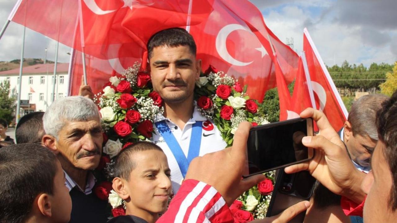 Taha Akgül’e memleketinde davullu zurnalı karşılama