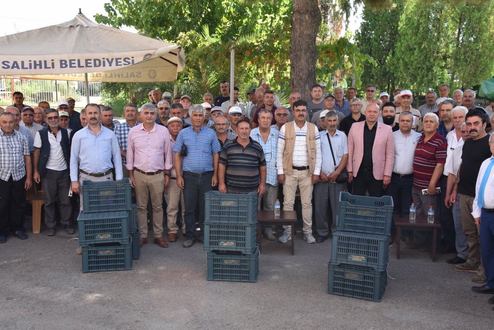 Salihli’de üreticilere 9 bin meyve kasası hibe edildi