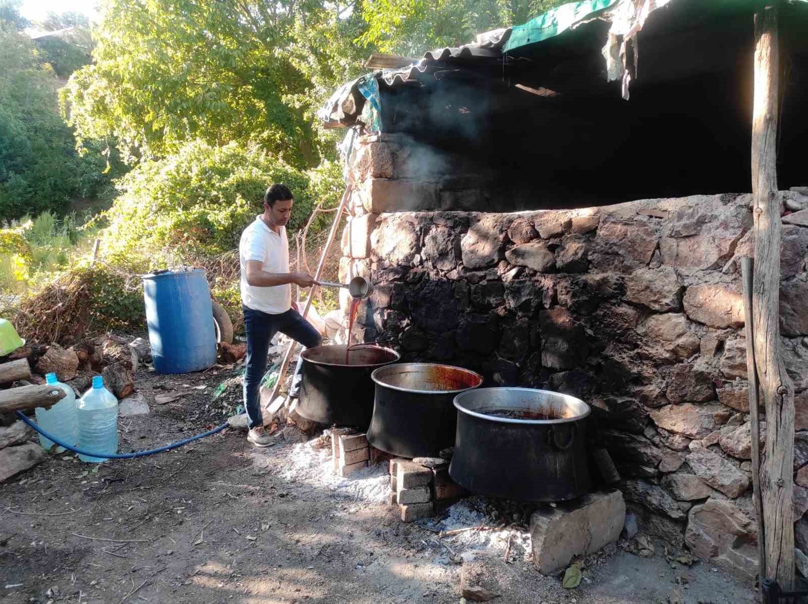 Batman’da üzüm hasadıyla birlikte pekmez kazanları kaynamaya başladı
