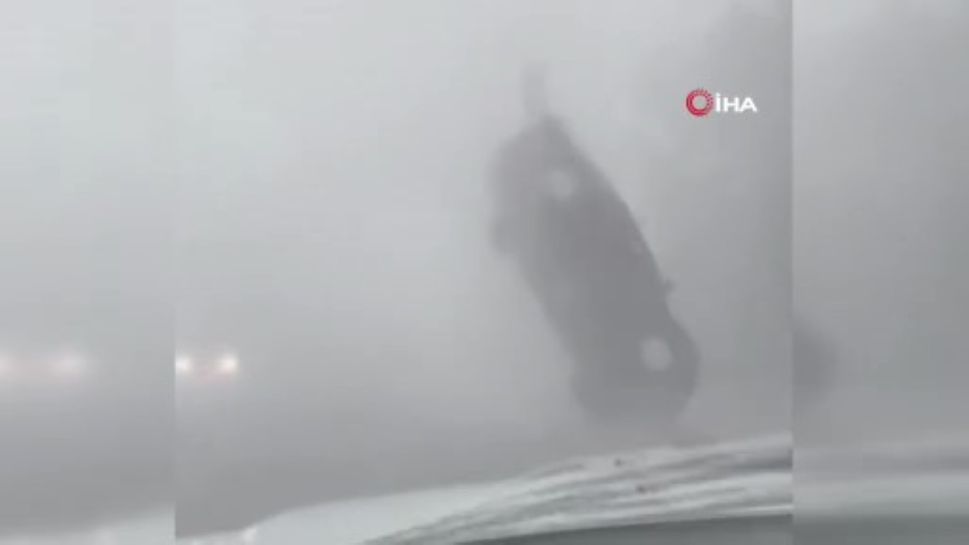 Idalia Kasırgası otoyoldaki araca takla attırdı