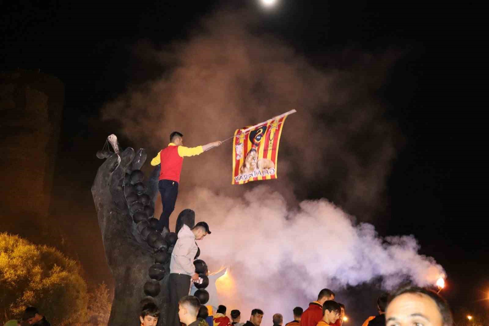 Oltu’da Galatasaray taraftarının şampiyonluk kutlaması