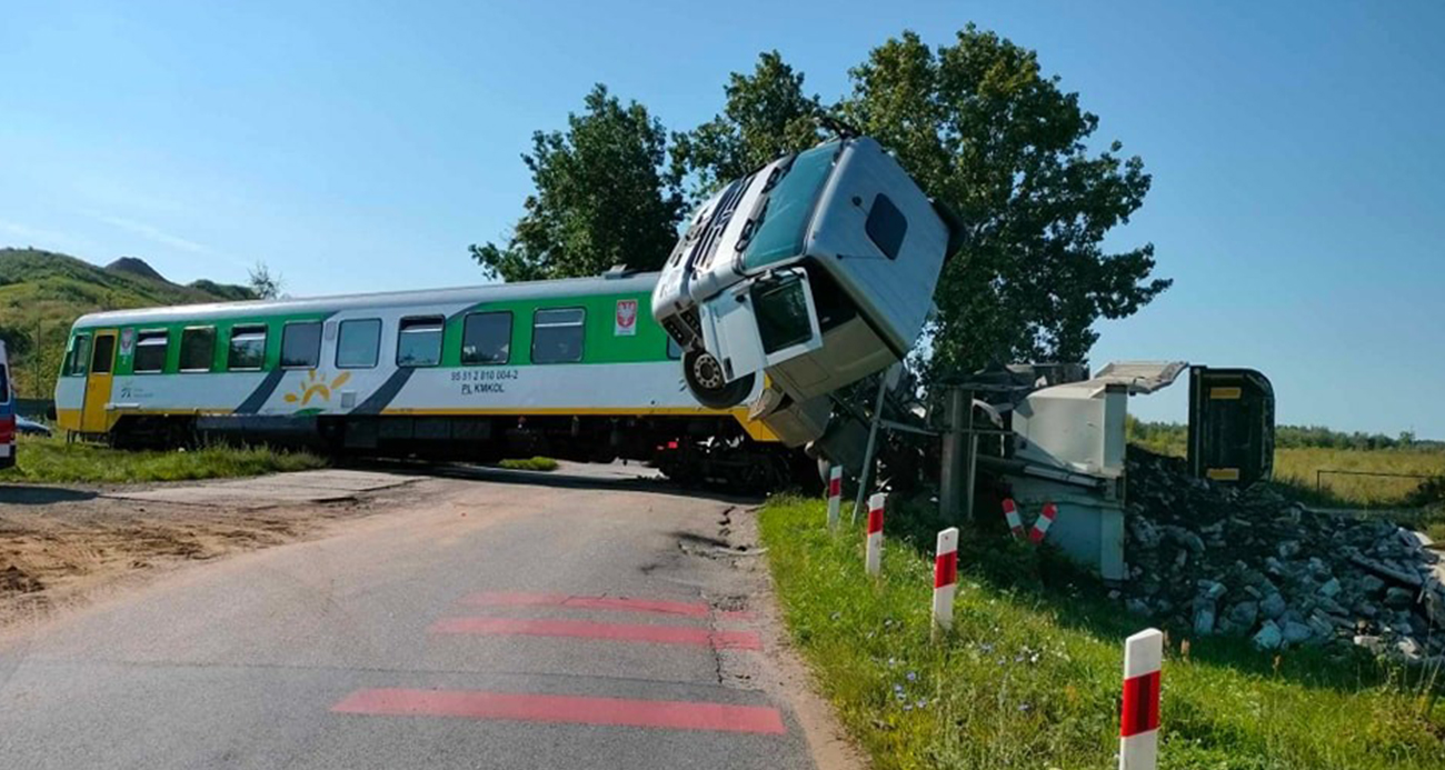 Polonya’da yolcu treni kamyonla çarpıştı: 22 yaralı