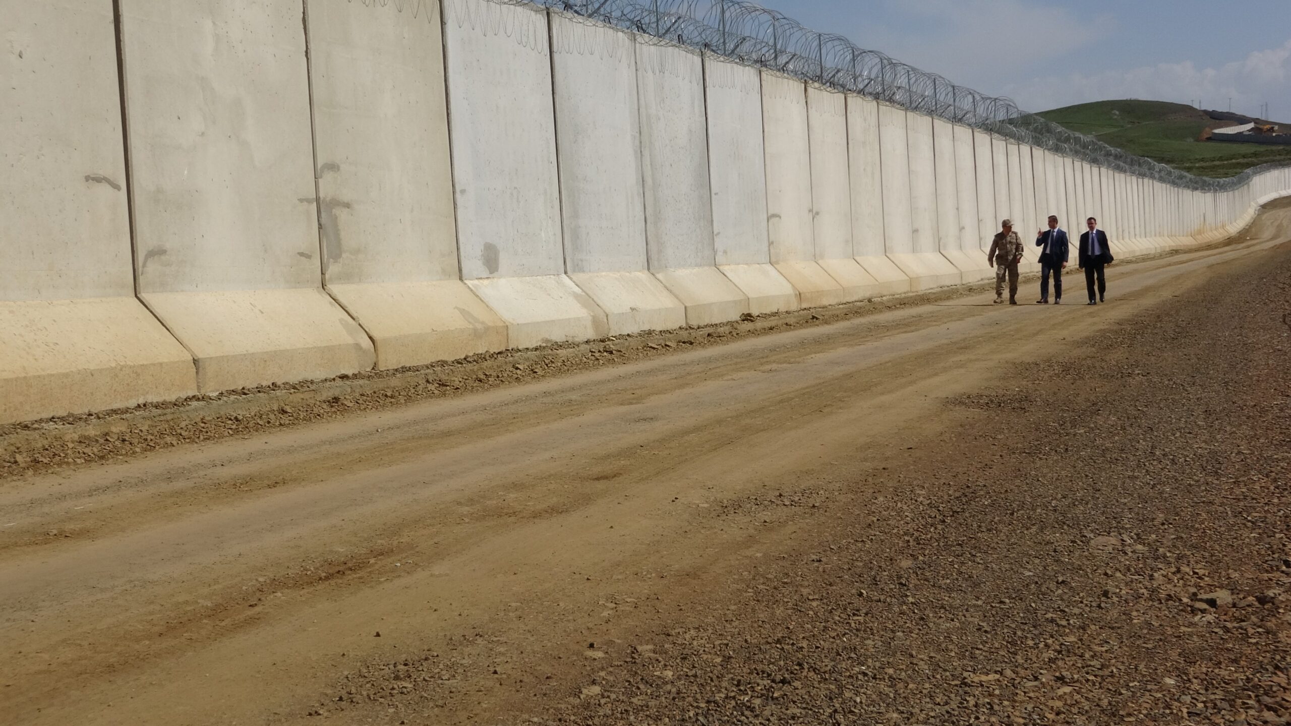 Sınır duvarının uzunluğu 100 kilometreyi buldu