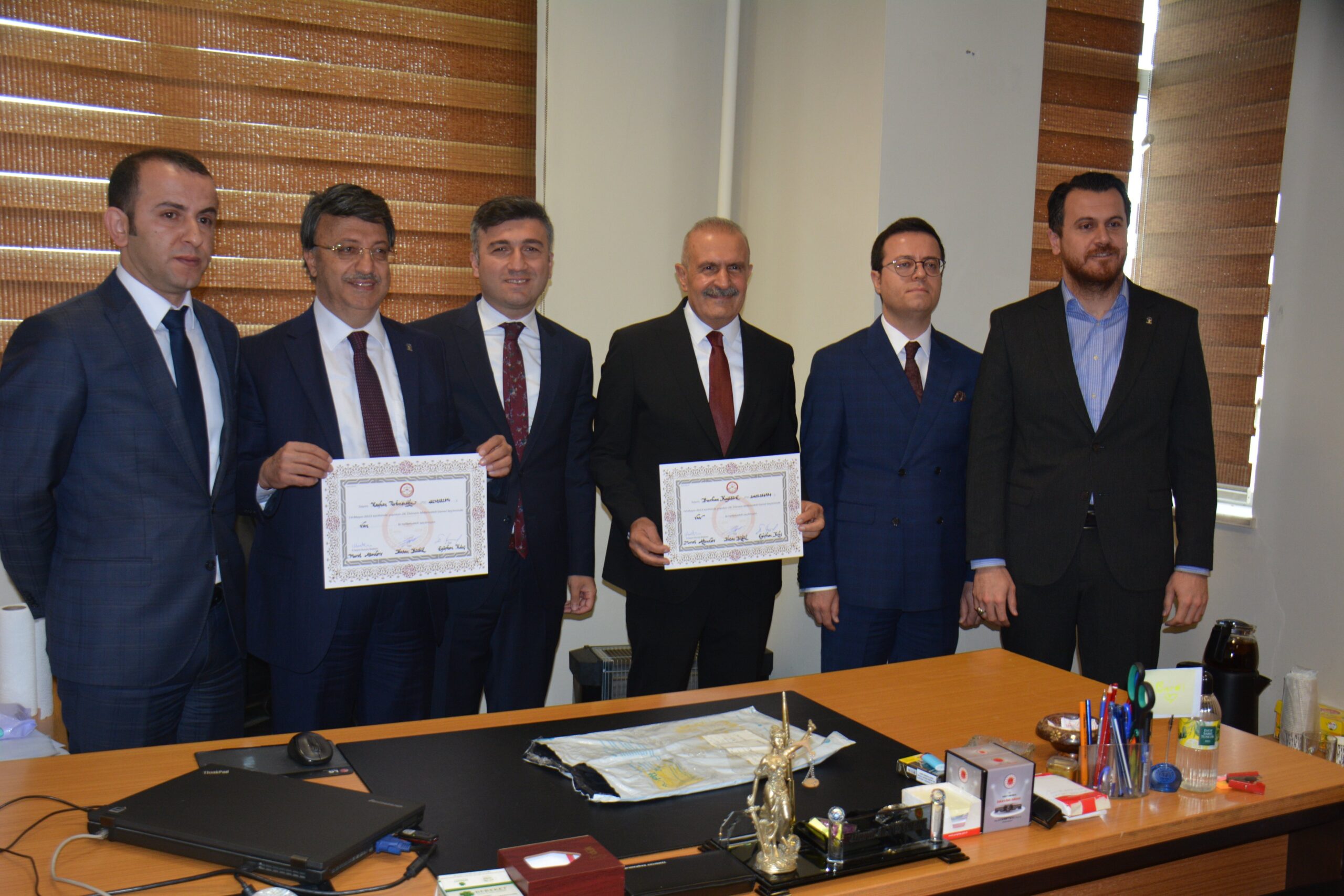 AK Parti Van milletvekilleri mazbatalarını aldı