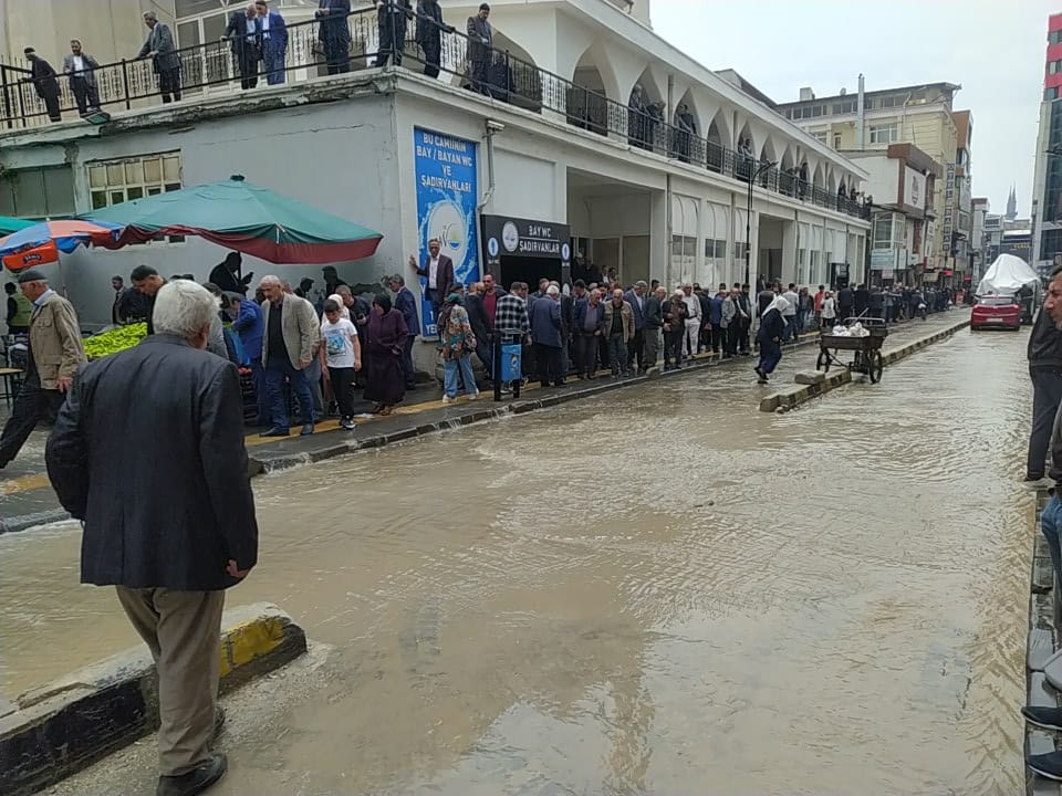 Van’da vatandaşlar yağmura hazırlıksız yakalandı