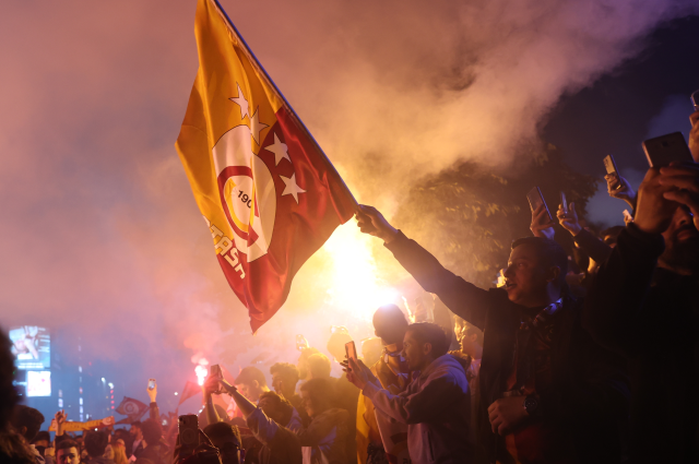 Galatasaray'ın şampiyonluğu sonrası sarı-kırmızılı taraftarlar sokaklara döküldü