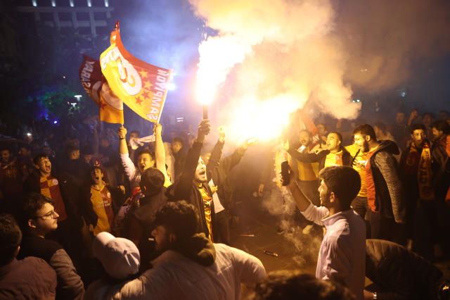 Galatasaray'ın şampiyonluğu sonrası sarı-kırmızılı taraftarlar sokaklara döküldü