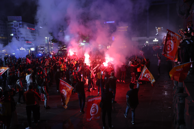 Galatasaray'ın şampiyonluğu sonrası sarı-kırmızılı taraftarlar sokaklara döküldü