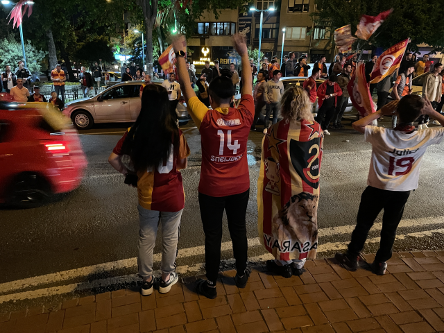 Galatasaray'ın şampiyonluğu sonrası sarı-kırmızılı taraftarlar sokaklara döküldü