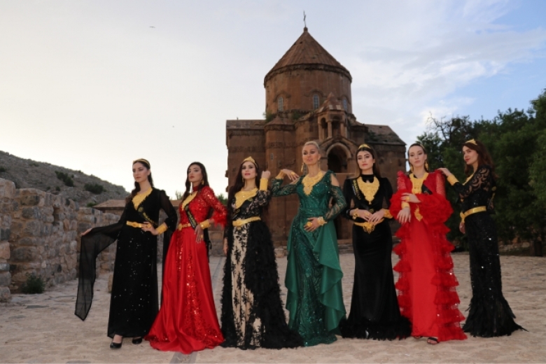 Akdamar Adası’nda ünlü mankenlerden yöresel kıyafet defilesi