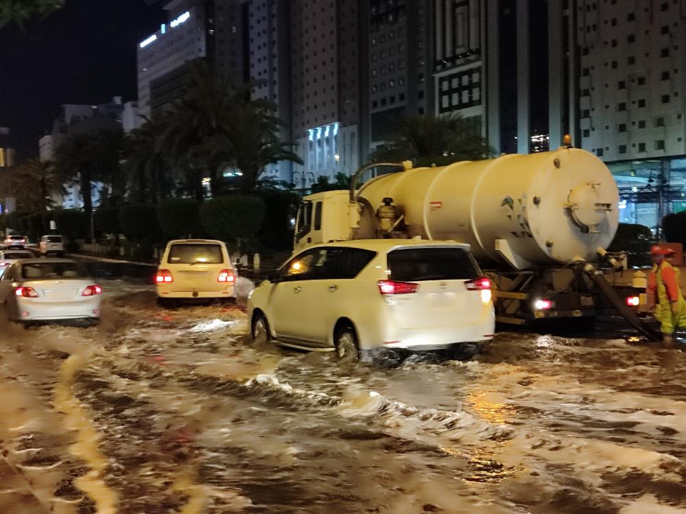 Kabe’de şiddetli yağış ve fırtına