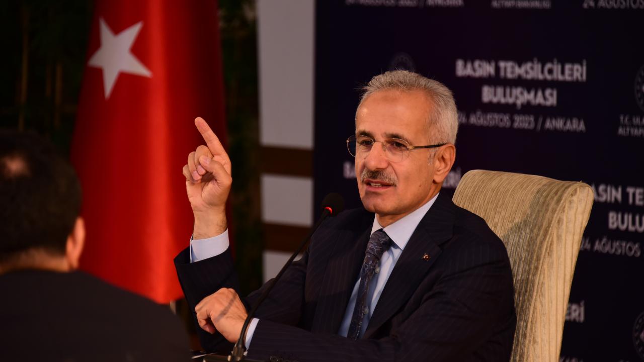 Bakan Uraloğlu’ndan 4 yeni havalimanı müjdesi! Gölün içine yapılacak