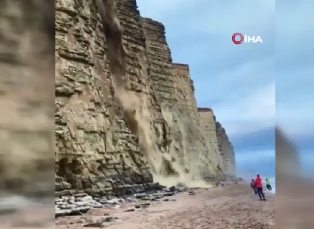 Kaya parçasının altında kalmaktan son anda kurtuldular