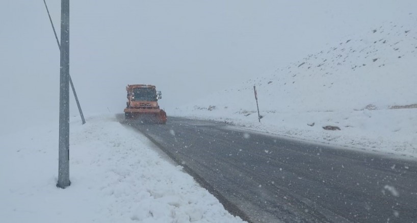 Karabet Geçidi’nde kar yağışı ve sis
