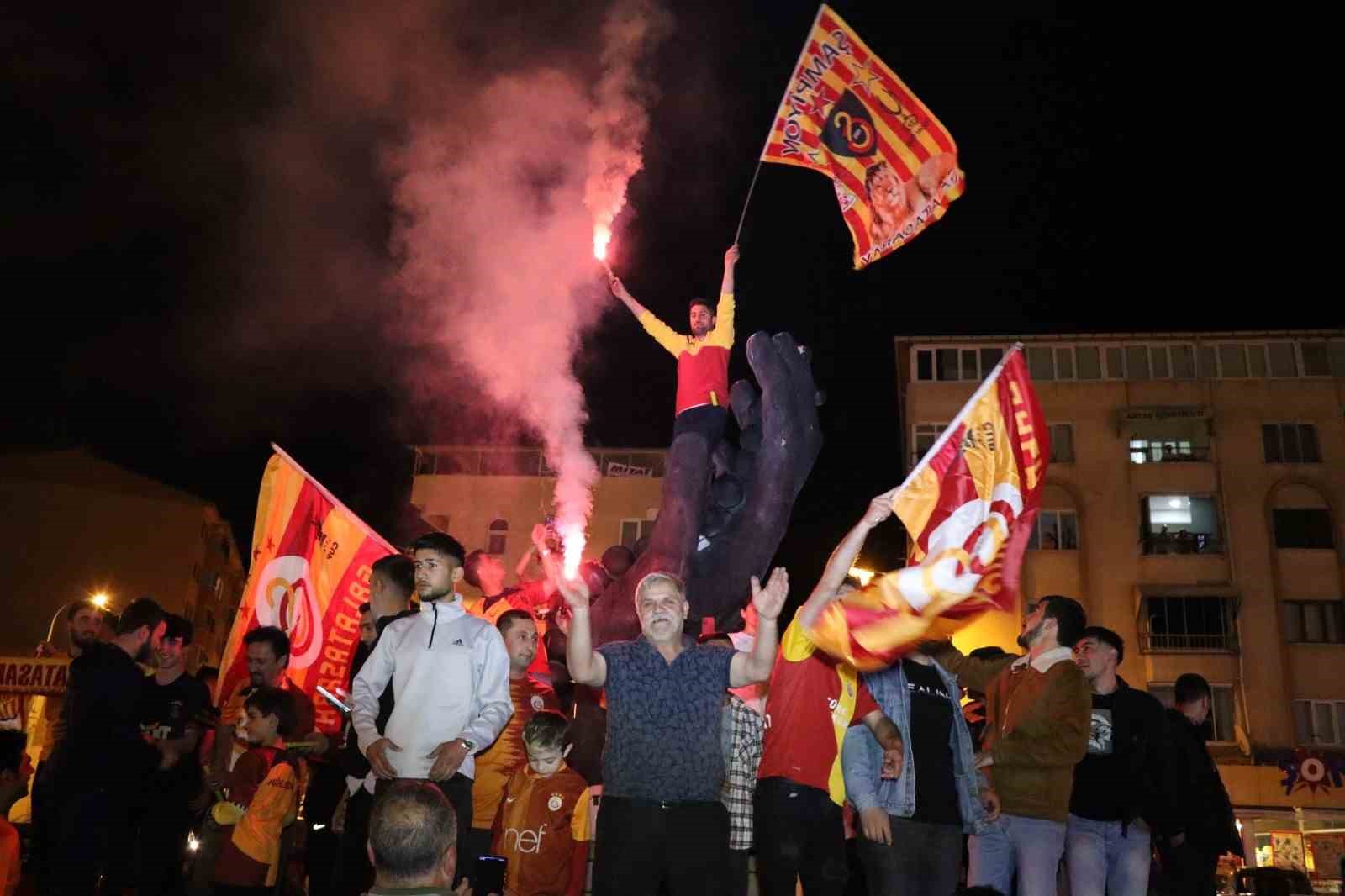 Oltu’da Galatasaray taraftarının şampiyonluk kutlaması