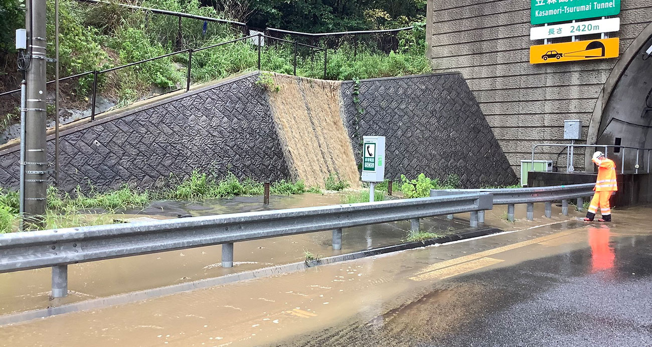 Japonya’da tropikal fırtına alarmı: Nehirler taştı, sürücüler yolda kaldı