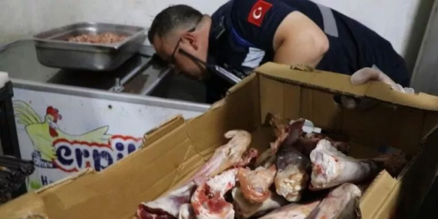 Bu kadarına da pes! Çamaşır suyunda bekletilen etleri vatandaşa yedireceklerdi