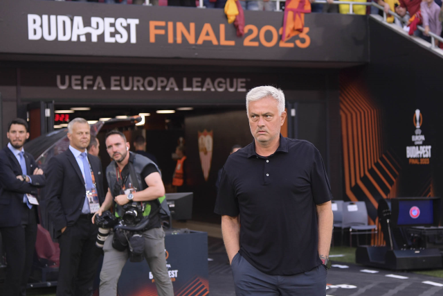 Kupayı Sevilla'ya kaptıran Jose Mourinho, kariyerinde ilk kez bir Avrupa kupası finalini kazanamadı