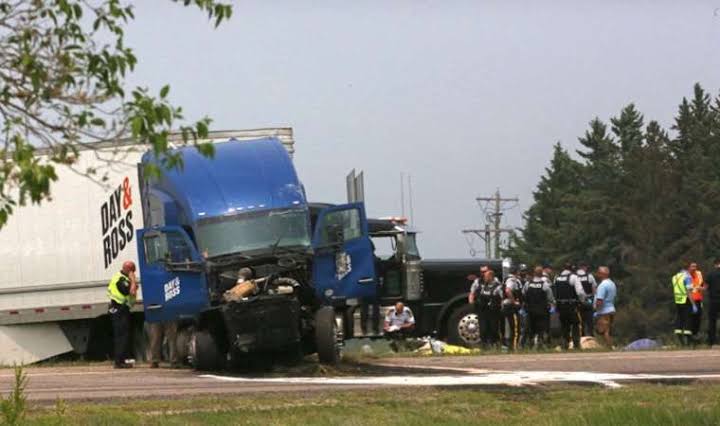 Kanada’da feci kaza: Minibüs ile tır çarpıştı, en az 10 kişi öldü