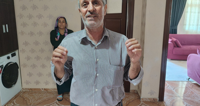 Balkondaki çamaşırı çalan şahıslar güvenlik kamerasında