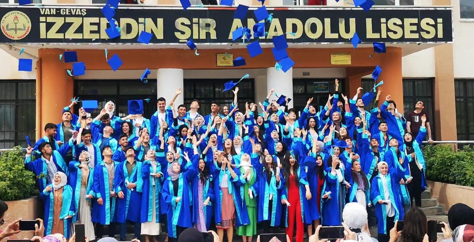 Lise mezunları kep attı