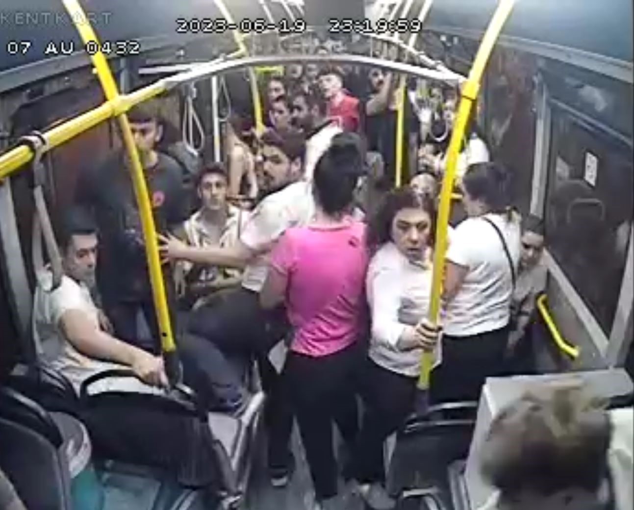 Halk otobüsünde dehşet dakikaları: Ekmek bıçağıyla şoföre saldırdı