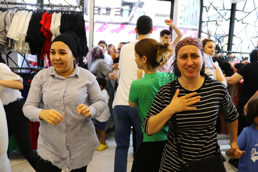 Mağaza açılışı izdihama dönüştü