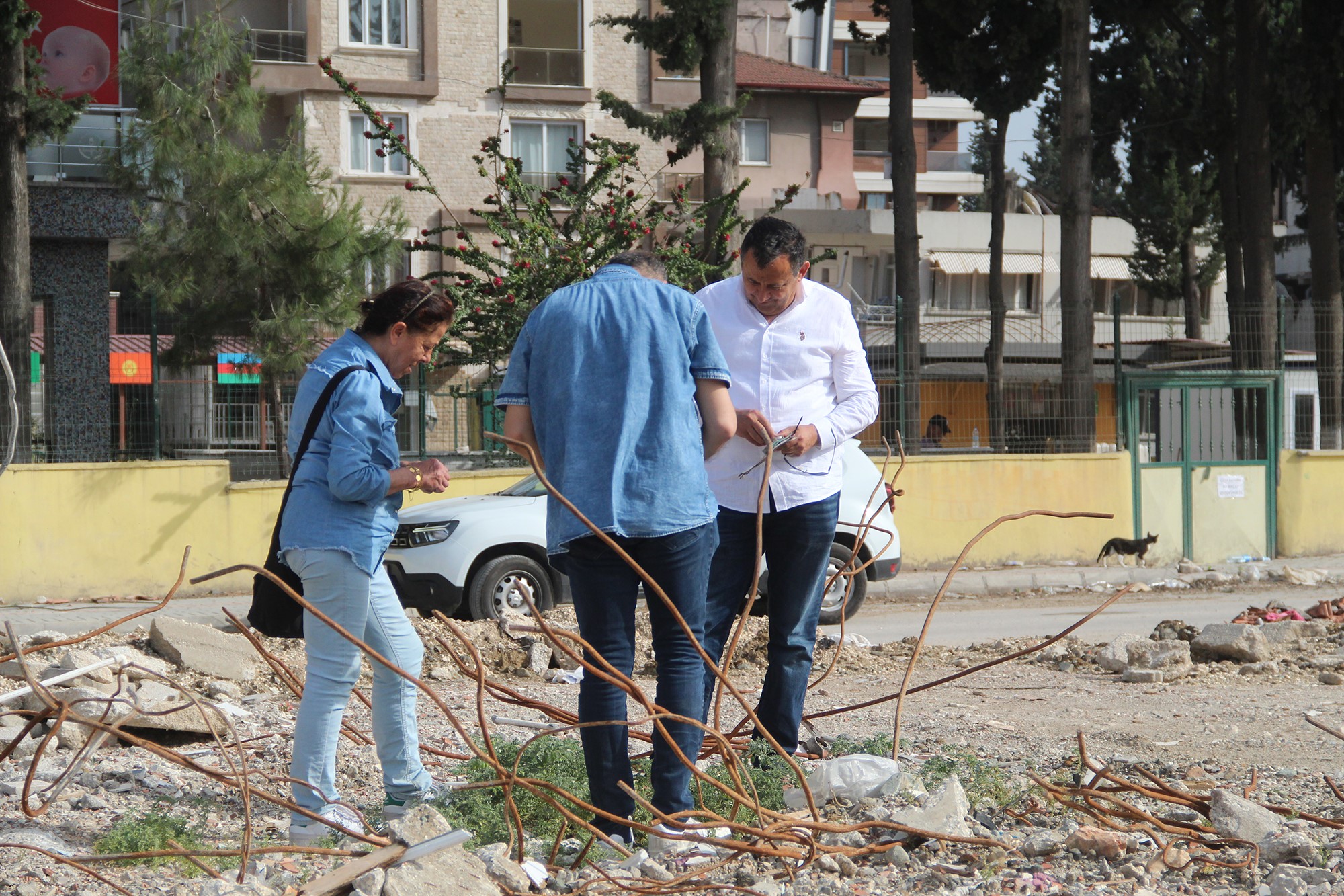 Almanya’dan geldiler, baba ocağının enkazında hatıra aradılar