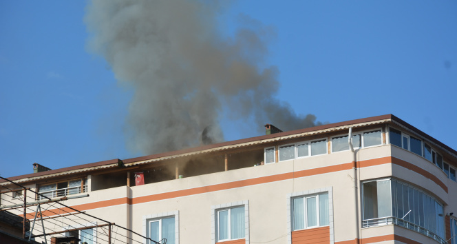 Sakarya'da iki katlı ev alev alev yandı