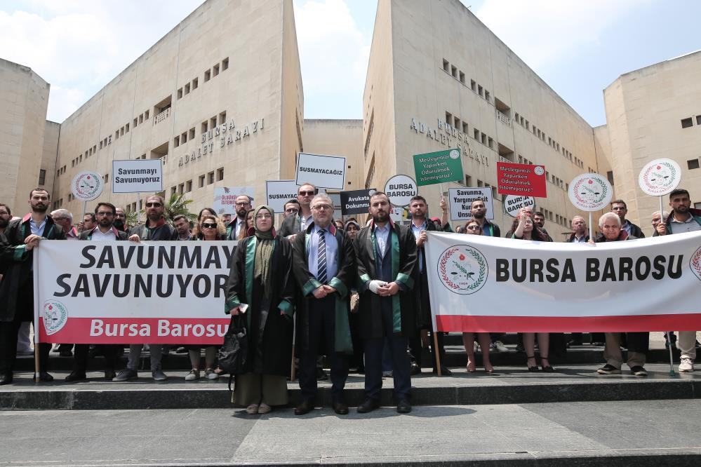 Saldırıya uğrayan avukat çift konuştu: 'Planlı ve tasarlanmış şekilde yolumuz iki araçla kesilerek darp edildik'