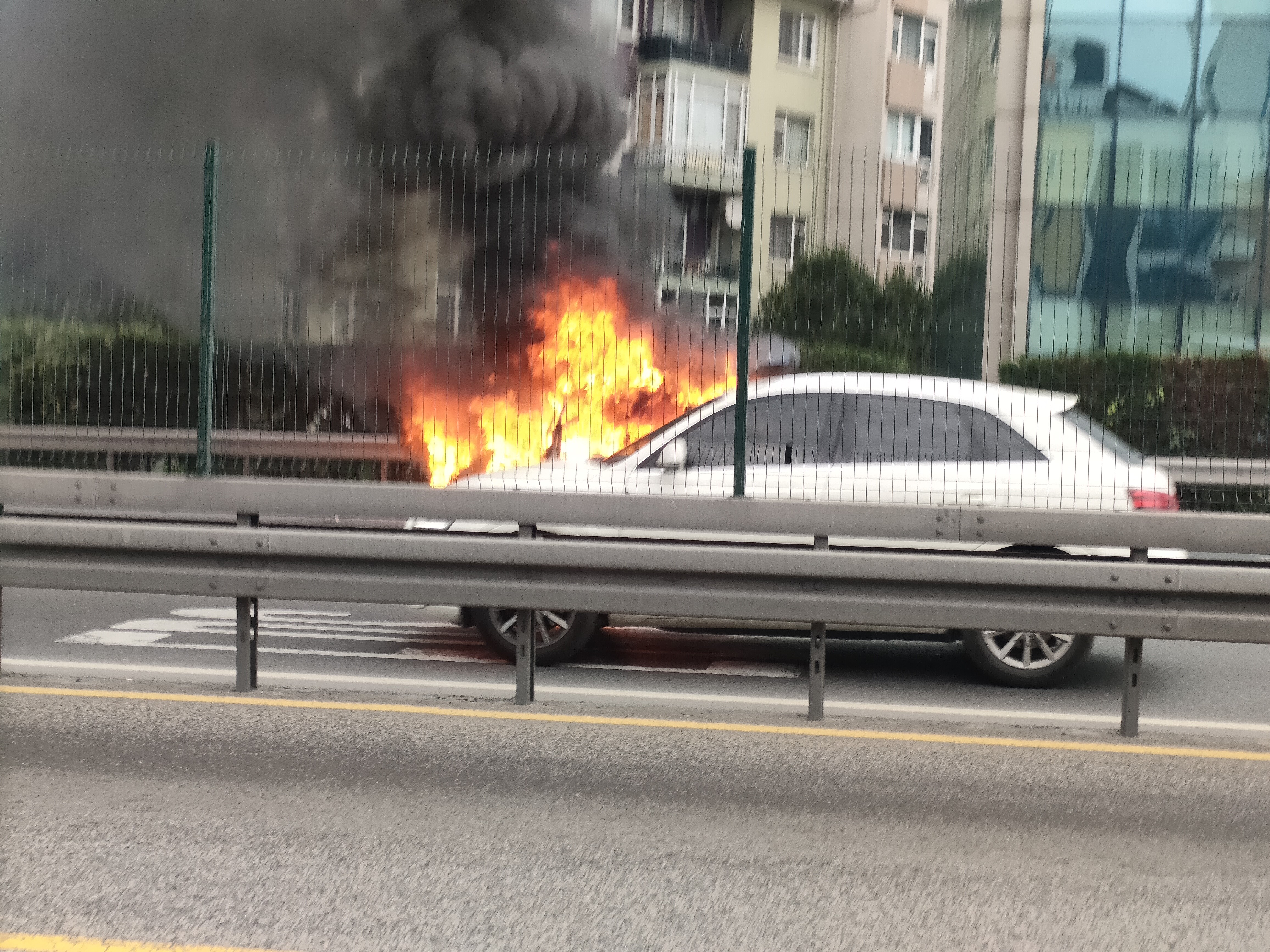 Otomobil alev alev yandı, sahibi yanan aracını gözyaşları içerisinde izledi