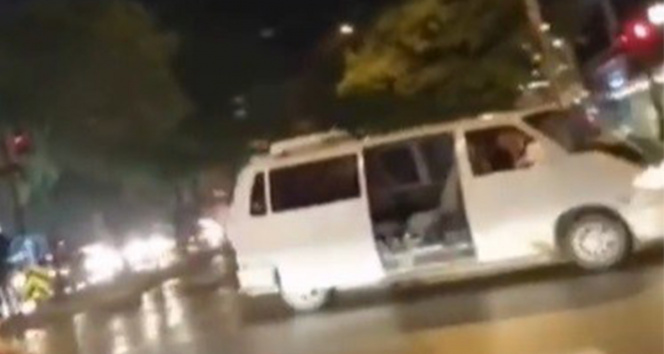 Otomobil alev alev yandı, sahibi yanan aracını gözyaşları içerisinde izledi