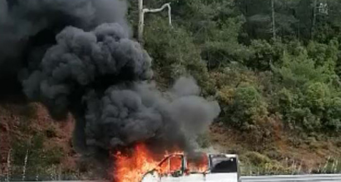 Otomobil alev alev yandı, sahibi yanan aracını gözyaşları içerisinde izledi