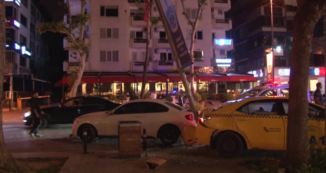 Bursa'da 2 otomobil kafa kafaya çarpıştı: 4 yaralı