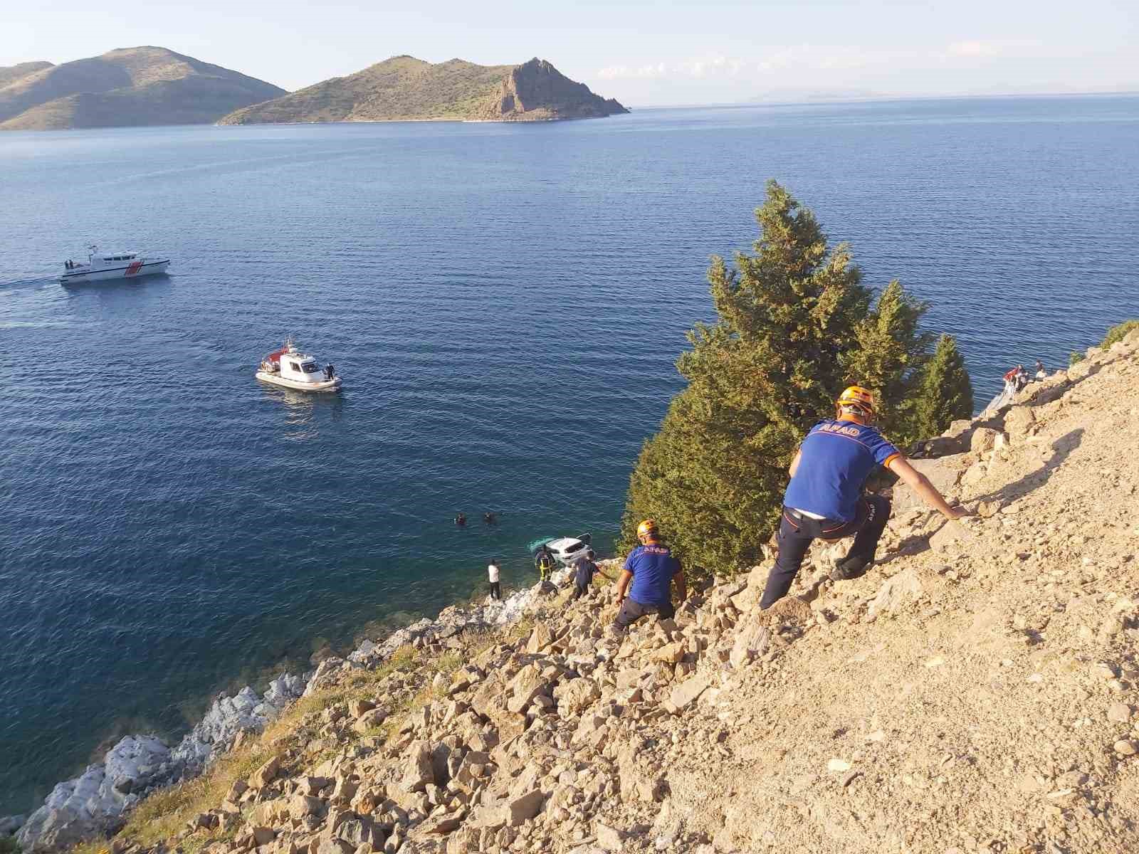 Gevaş’ta araç göle uçtu: 2 ölü