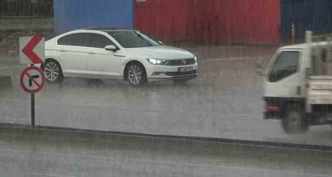 Aksaray’da şiddetli yağmur etkisini sürdürüyor