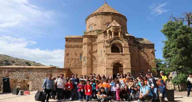 Akdamar Adası’nda ilk defa tiyatro oyunu sahnelendi